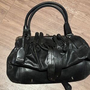 DKNY Elegant Black Leather Handbag/shoulder bag